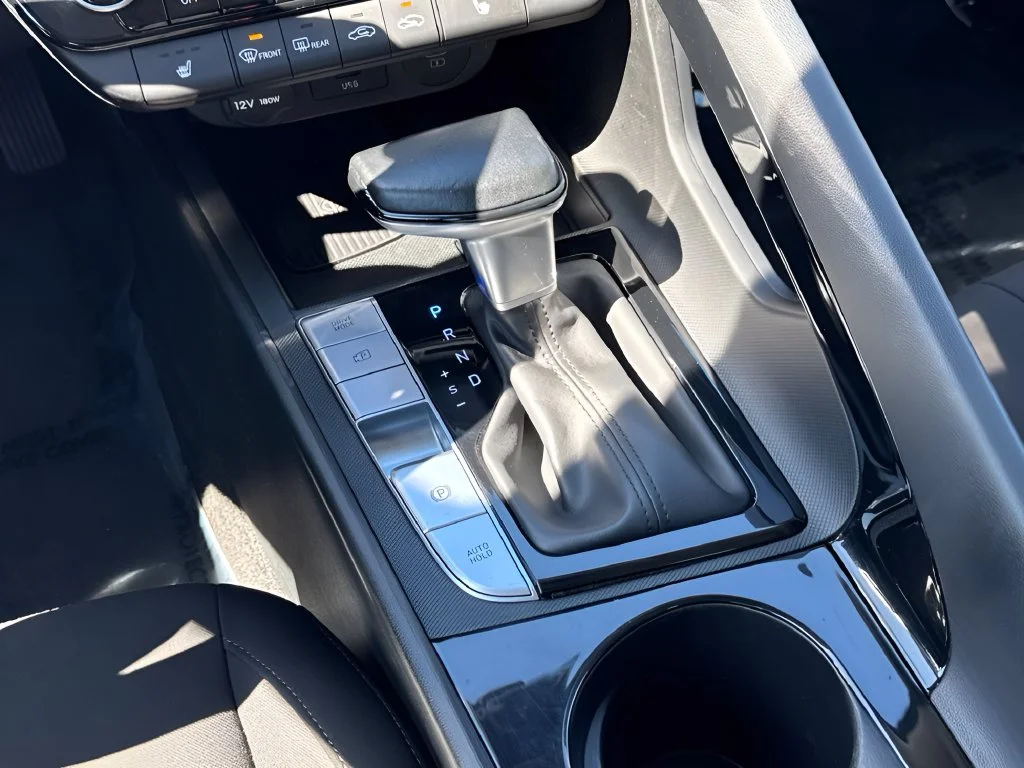 Used 2025 White Hyundai SEL Convenience image 16