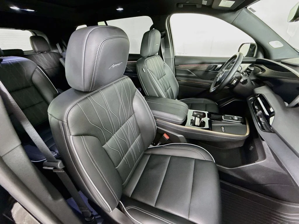 Used 2025 Black Buick Avenir image 28