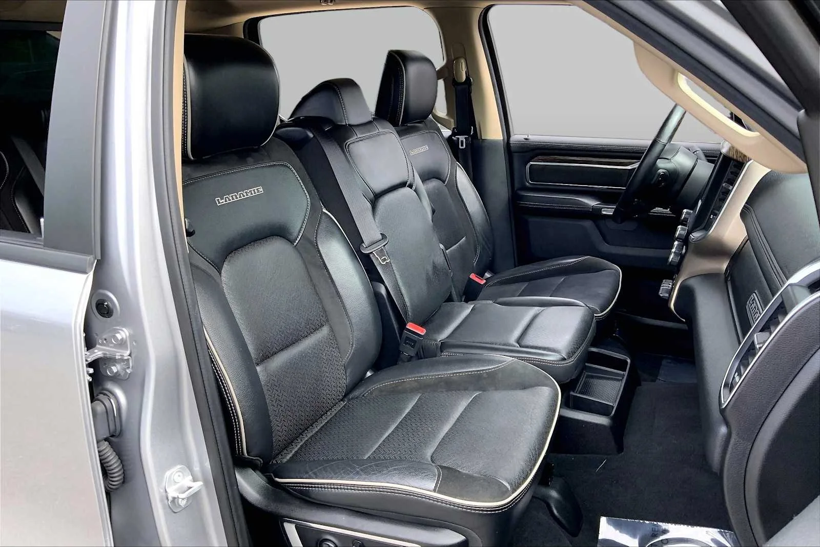Used 2019 Billet Silver Metallic Clearcoat Ram Laramie image 7