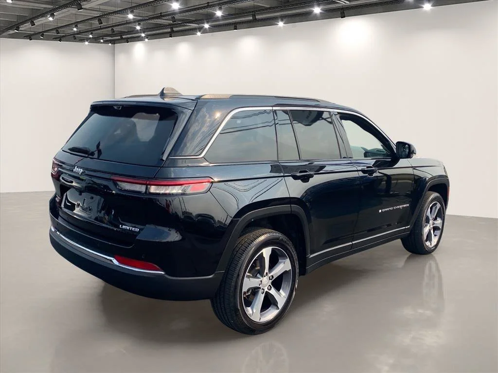 Used 2025 Diamond Black Crystal Pearlcoat Jeep Limited image 7