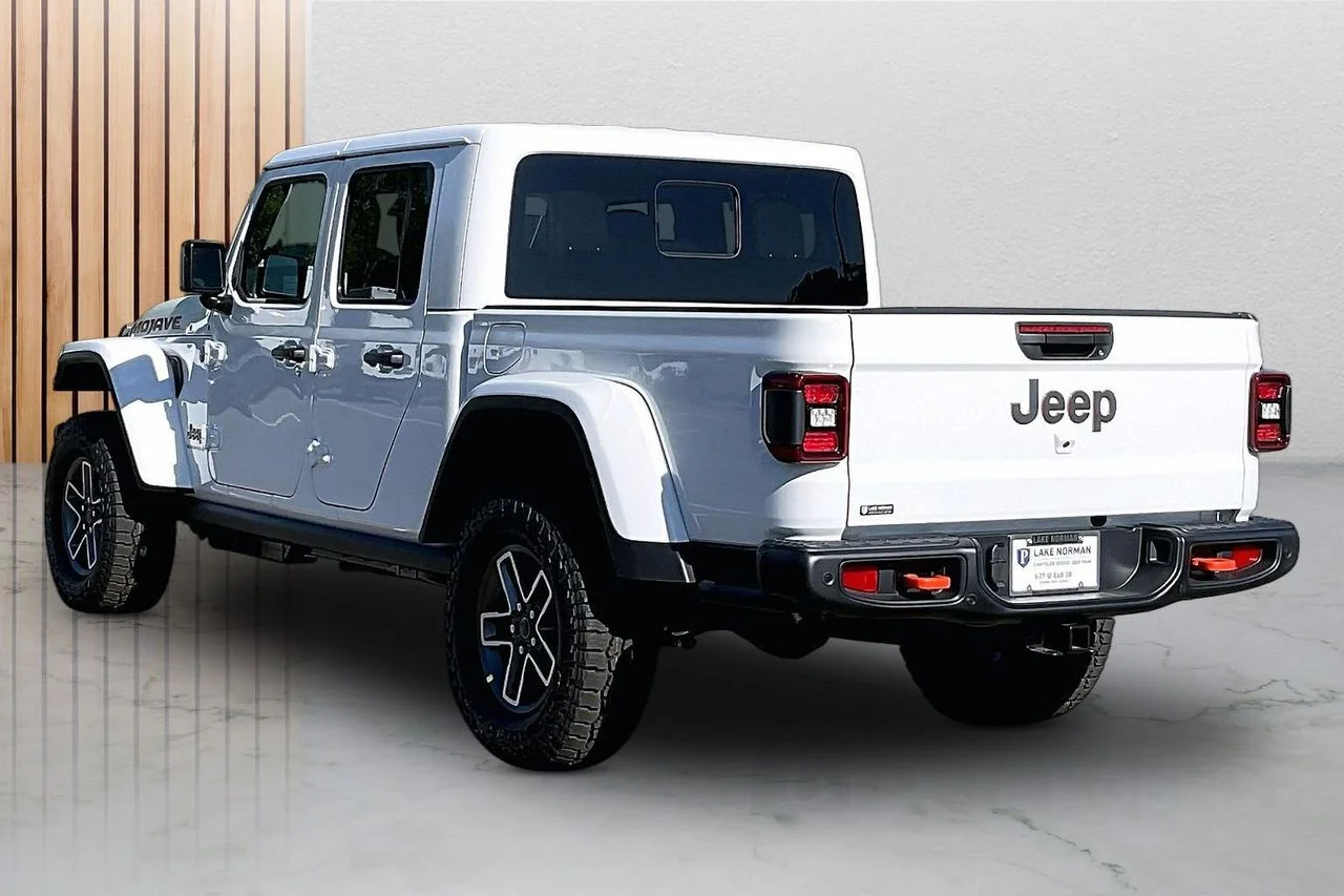 New 2026 Bright White Clear-Coat Exterior Paint Jeep Mojave X image 7