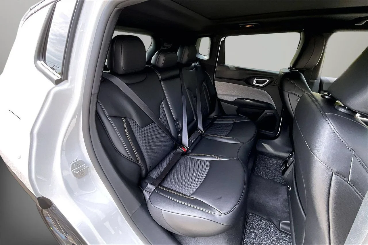 New 2026 Bright White Clearcoat Jeep Latitude image 18
