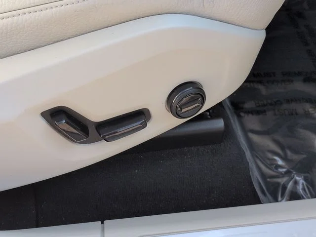 Used 2021 White Volvo T5 Momentum image 38