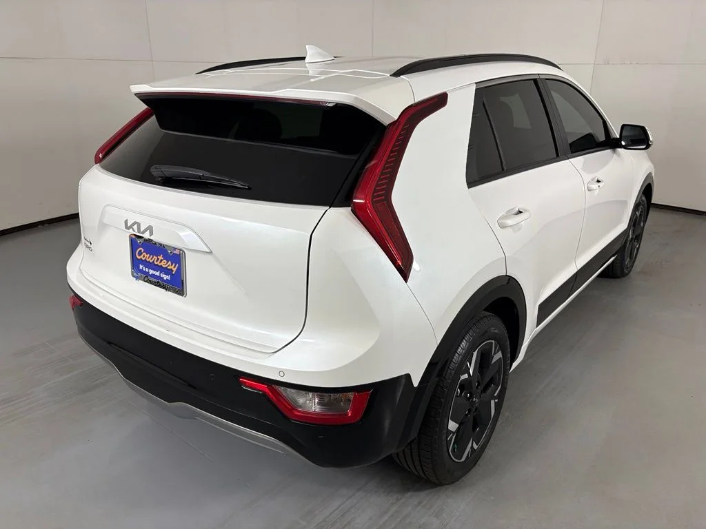 Used 2023 White Kia Wind image 8