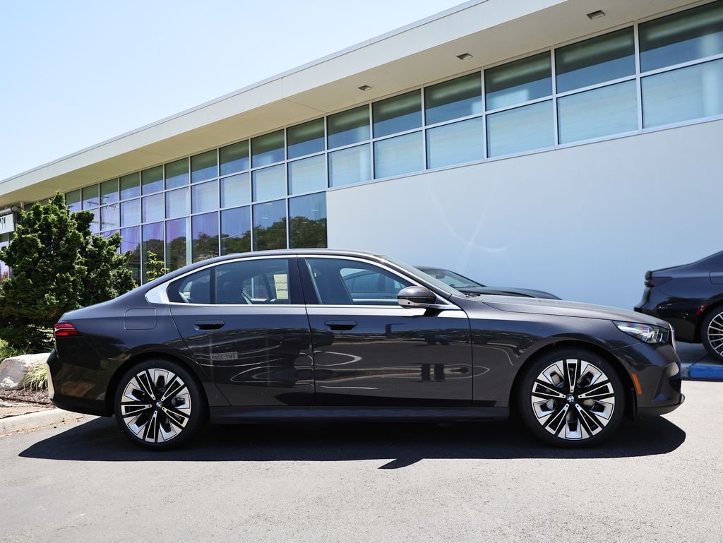 New 2027 Dark Graphite Metallic BMW 530i image 4