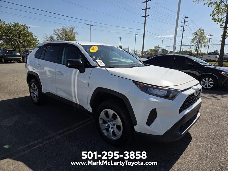 Used 2022 White TOYOTA LE image 3
