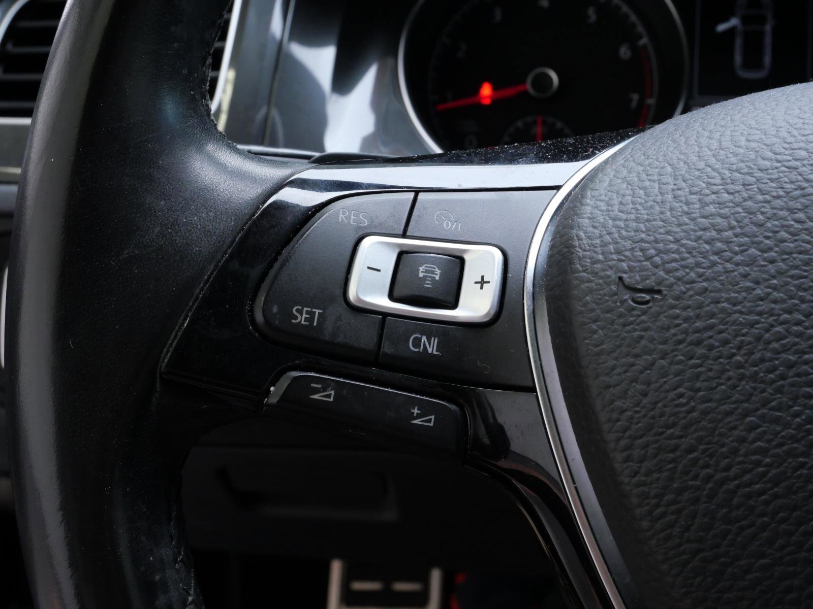 Used 2018  Volkswagen S image 12