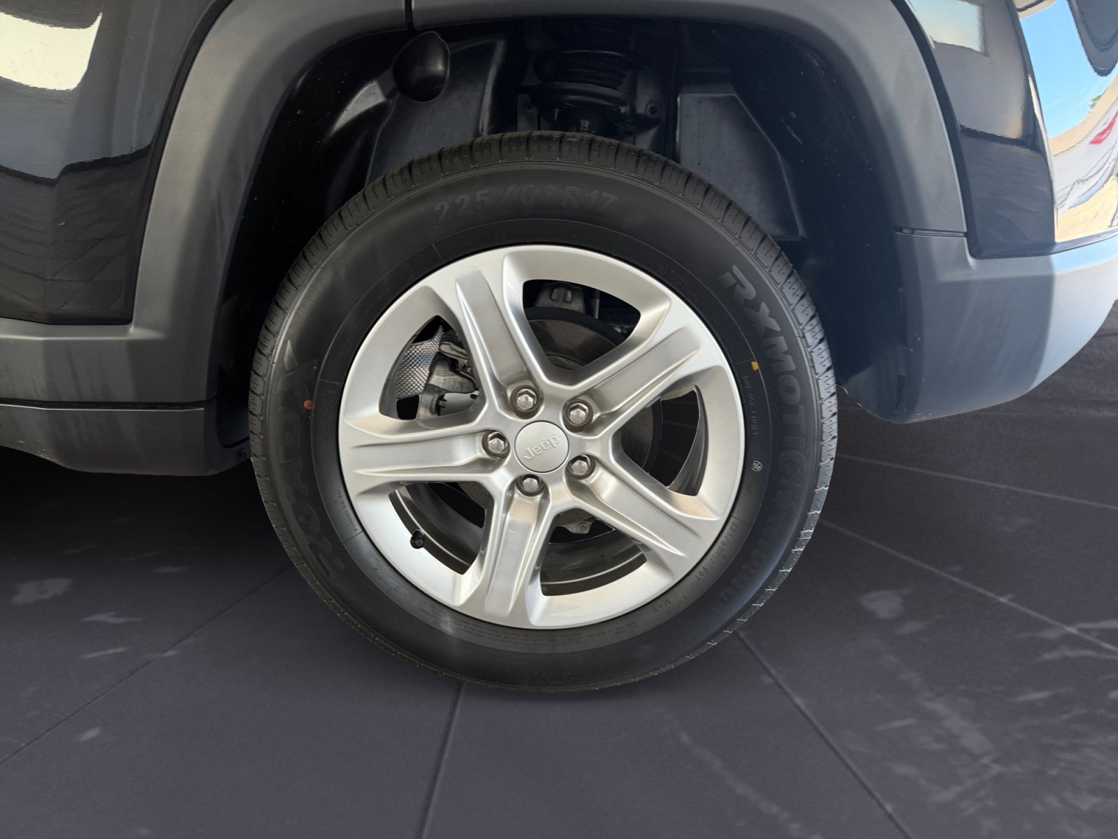 Used 2023 Diamond Black Crystal Pearlcoat Jeep Latitude image 46