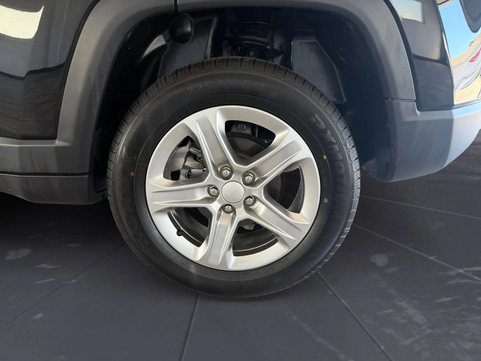 Certified Used 2023 Diamond Black Crystal Pearlcoat Jeep Latitude image 46