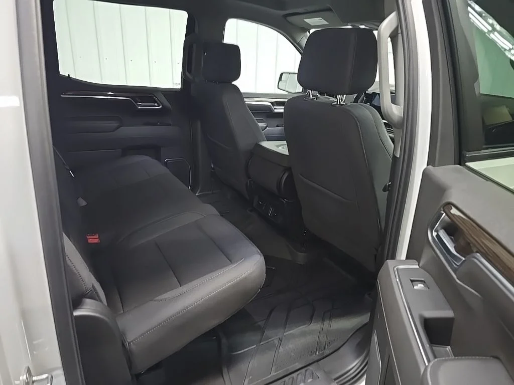 Used 2022 White Chevrolet LT image 17