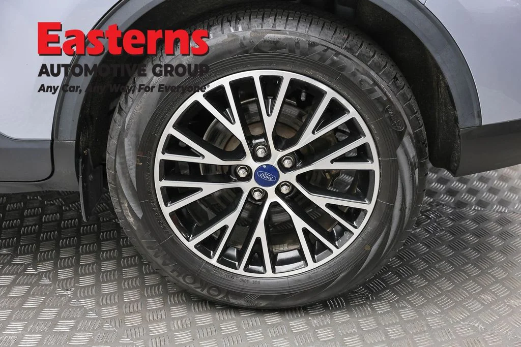 Used 2022 Blue Ford SE image 8