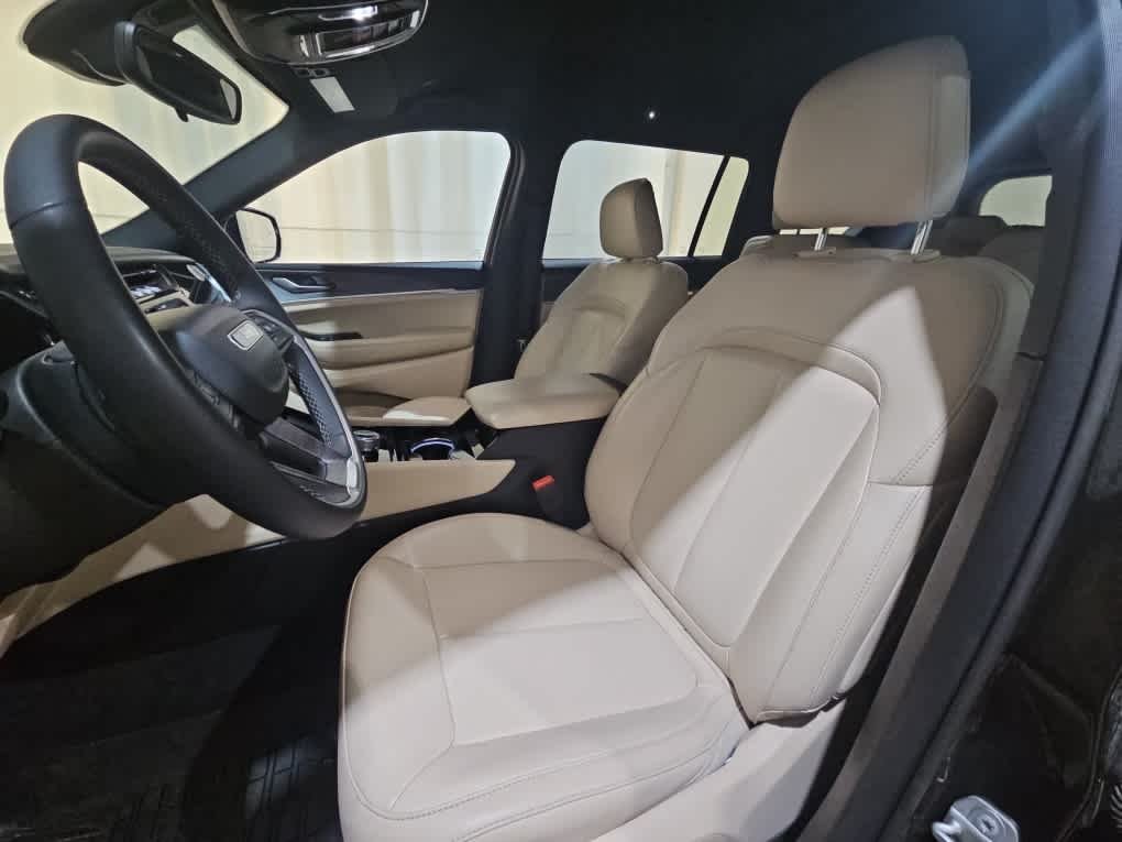 Used 2023 Rocky Mountain Pearlcoat Jeep Limited image 8
