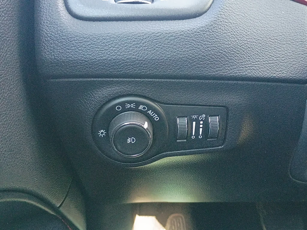 Used 2019 White Clear Coat Jeep Trailhawk image 19