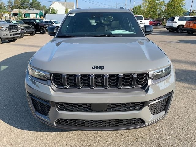 New 2027 Sting-Gray Clearcoat Jeep Laredo Altitude image 9