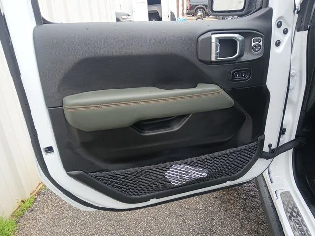 New 2026 Bright White Clear-Coat Exterior Paint Jeep Mojave X image 49