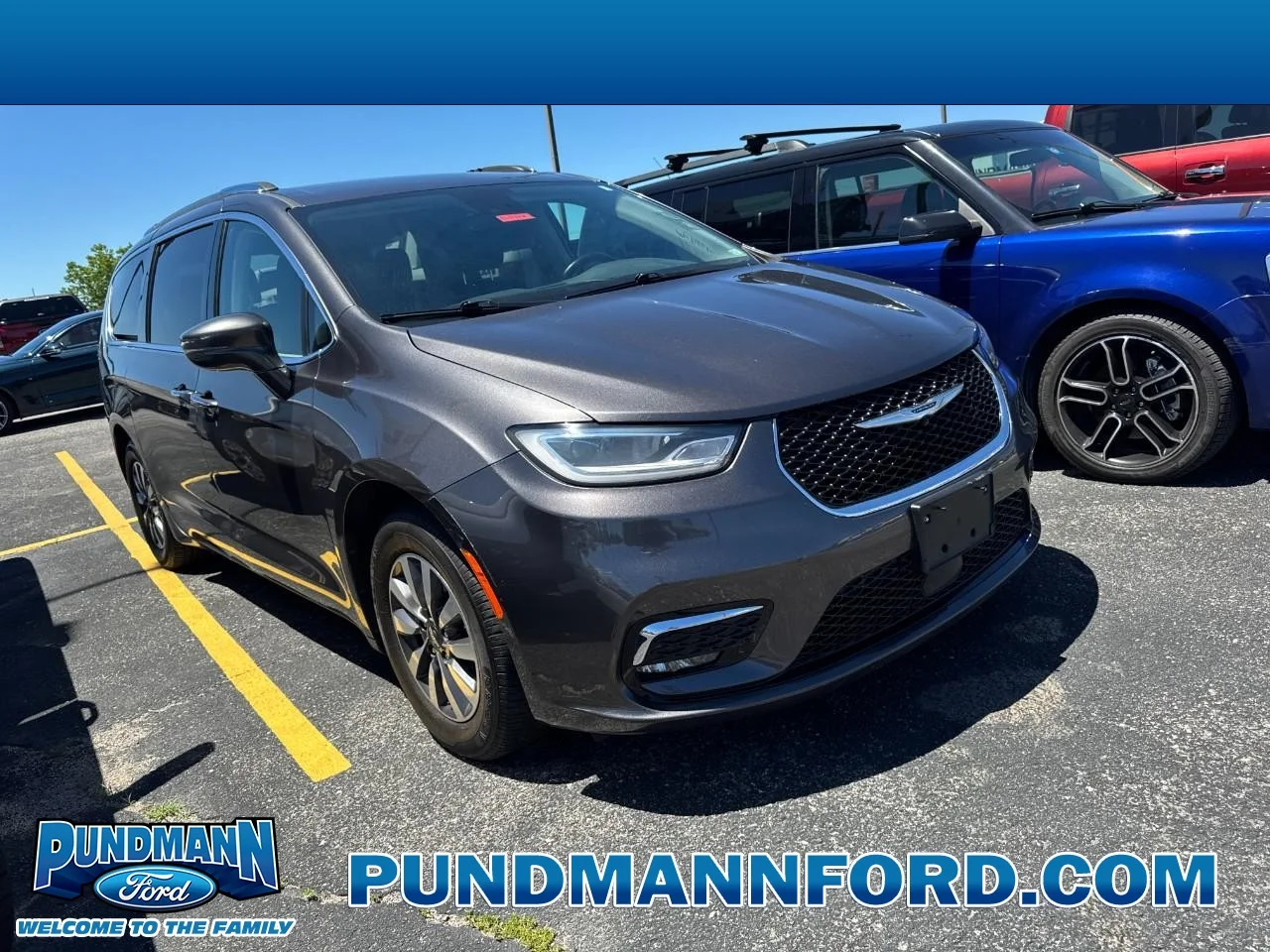 Used 2021 Granite Crystal Clearcoat Metallic Chrysler Touring L FWD image 1