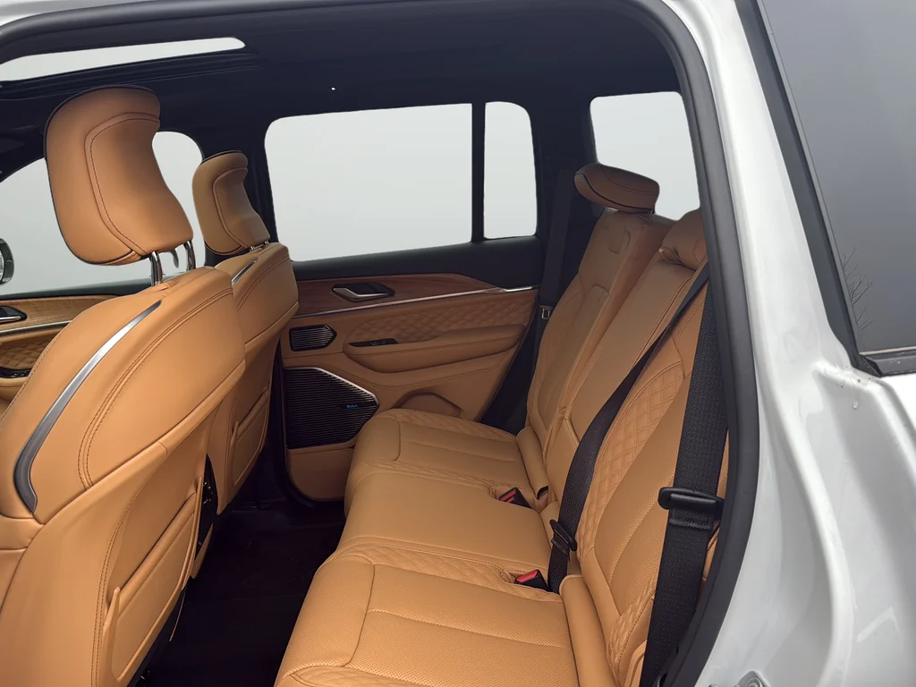 New 2025 Bright White Clear-Coat Exterior Paint Jeep Summit Reserve image 25
