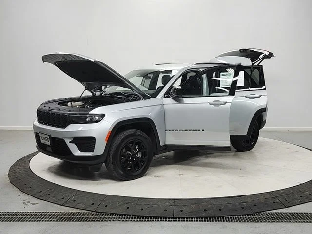 Used 2025 Silver Jeep Altitude image 11