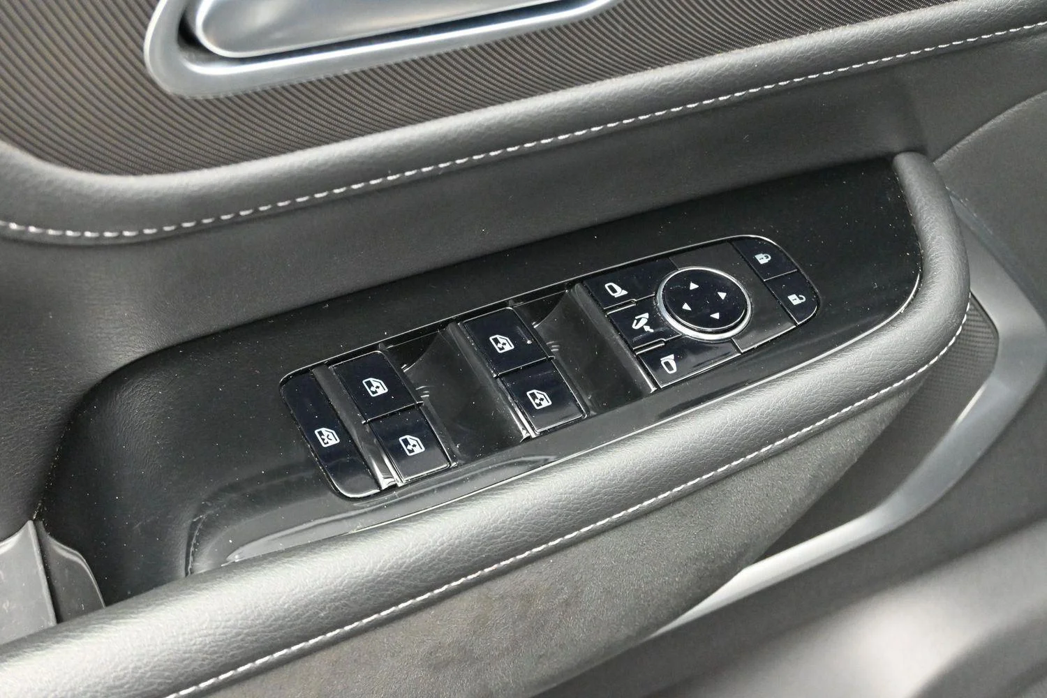 Used 2025 Black Obsidian INFINITI LUXE image 10