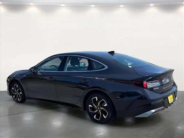 Used 2024 Blue Hyundai SEL image 4