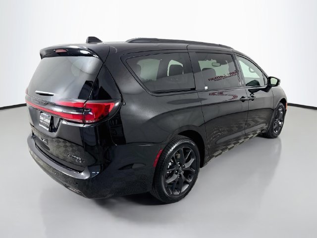 New 2027 Diamond Black Crystal Pearl-Coat Paint Chrysler Limited image 7