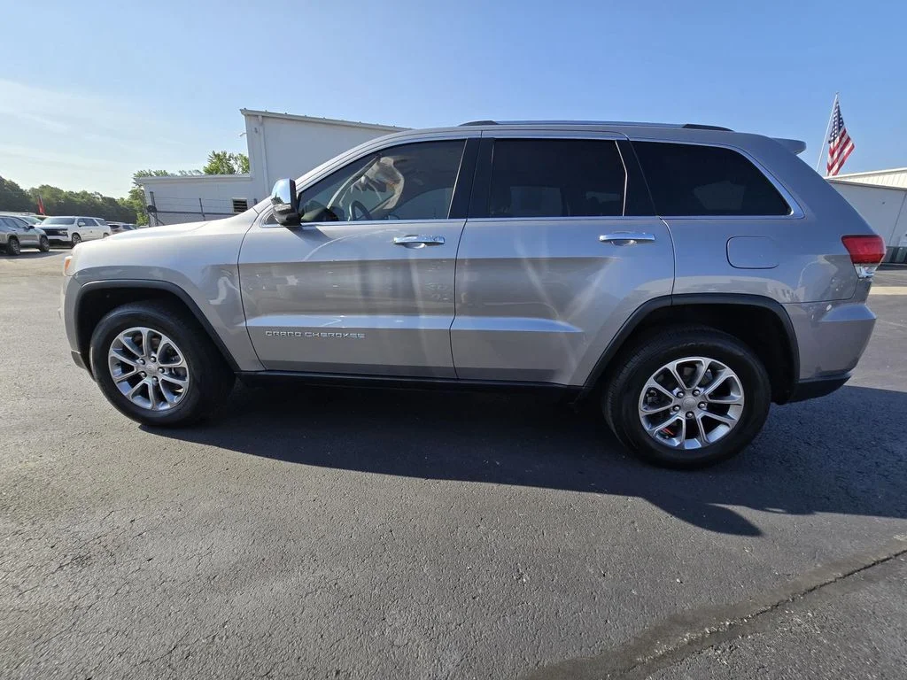 Used 2015 Silver Jeep Limited image 4