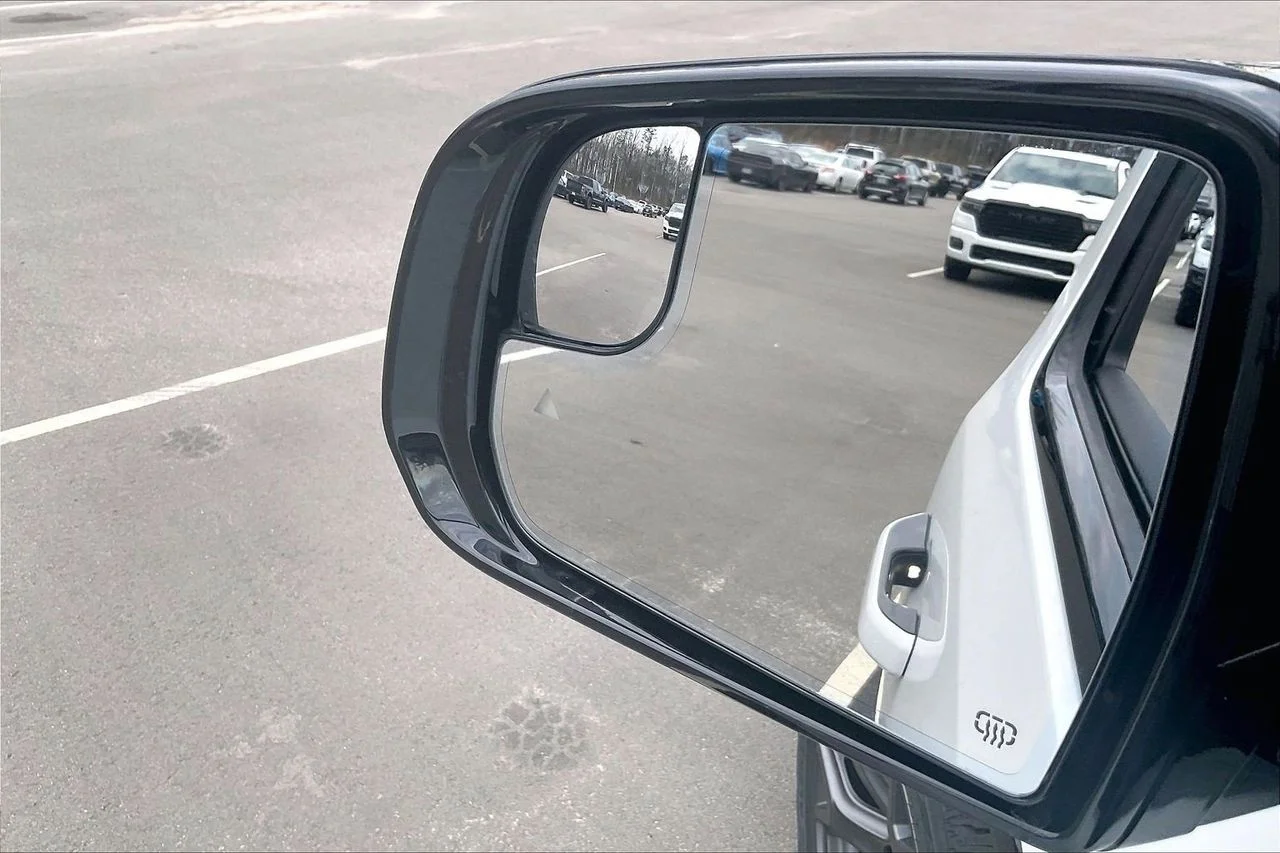 New 2026 Bright White Clear-Coat Exterior Paint Jeep Limited Altitude image 29