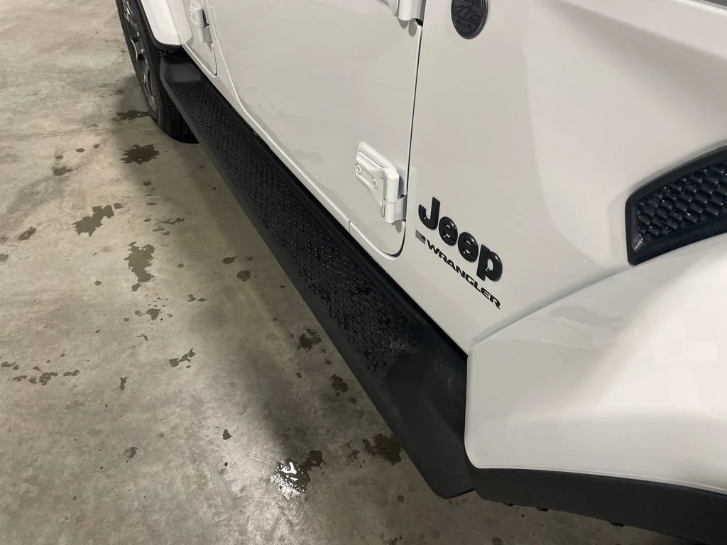 New 2026 Bright White Clear-Coat Exterior Paint Jeep Sahara image 16
