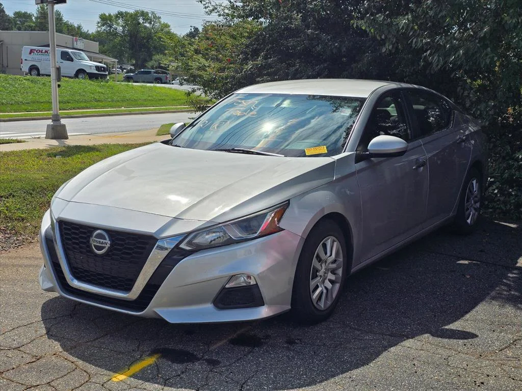 Used 2020 Silver Nissan 2.5 S image 2