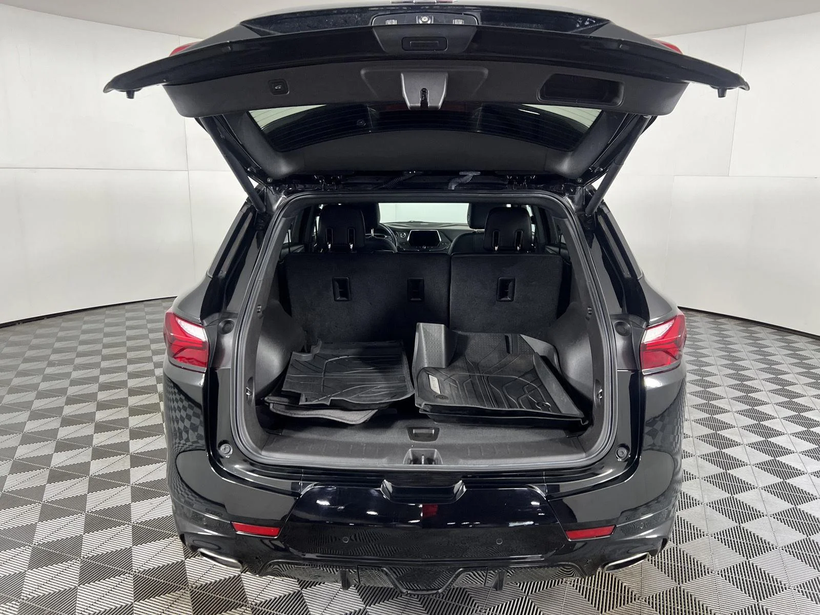Used 2021 BLACK Chevrolet RS image 46