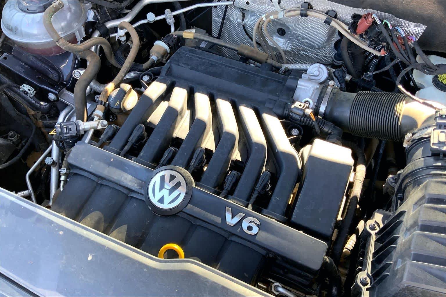 Used 2019 Deep Black Pearl Volkswagen 3.6L V6 SE image 33