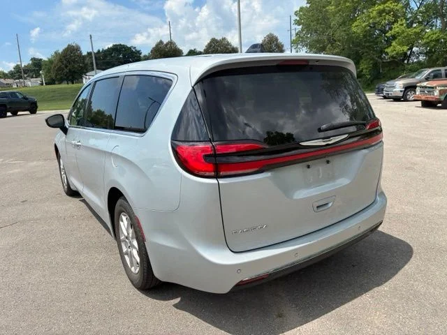 Used 2024 Silver Chrysler Touring L image 10