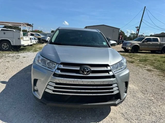Used 2019 Silver Toyota XLE image 3