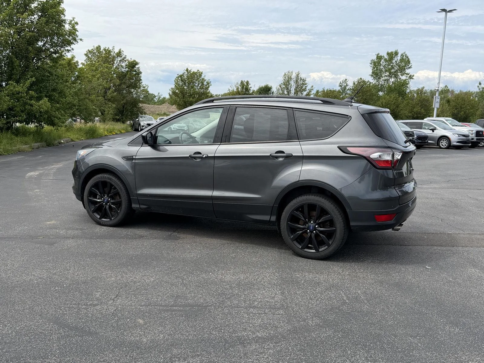 Used 2018 Magnetic Ford SE image 5