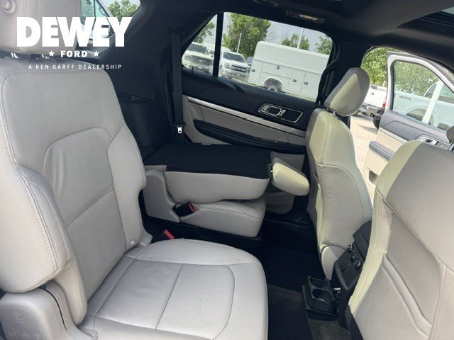 Used 2018 White Platinum Clearcoat Metallic Ford XLT image 34