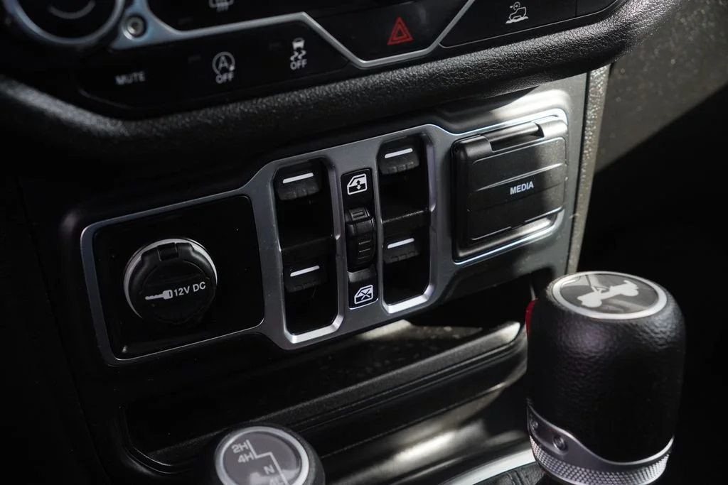 Used 2025 White Jeep Sport S image 23