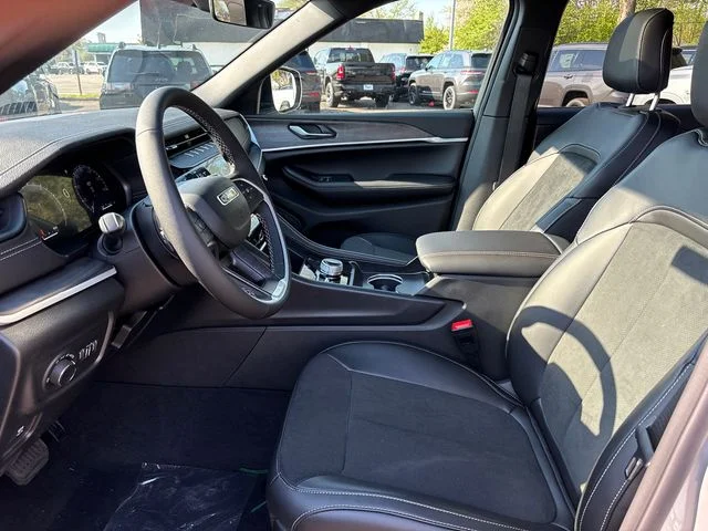 New 2026 Silver Zynith Exterior Paint Jeep Altitude image 6