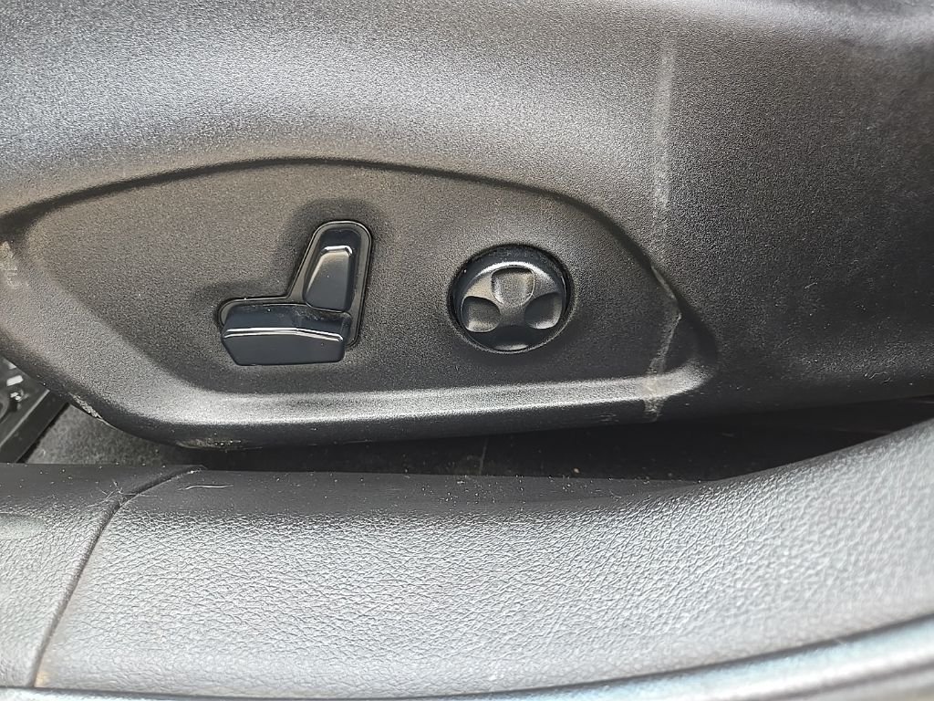 Used 2018 White Jeep Latitude image 34