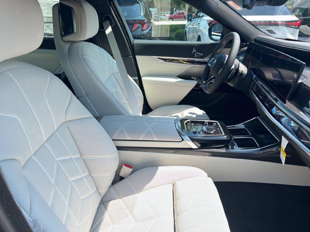 New 2026 Tanzanite Blue II Metallic BMW 750e xDrive image 30