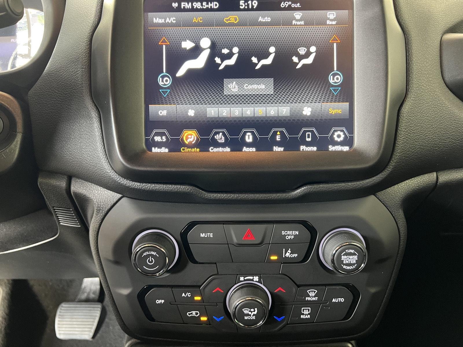 Used 2022 Black Clearcoat Jeep Altitude image 22