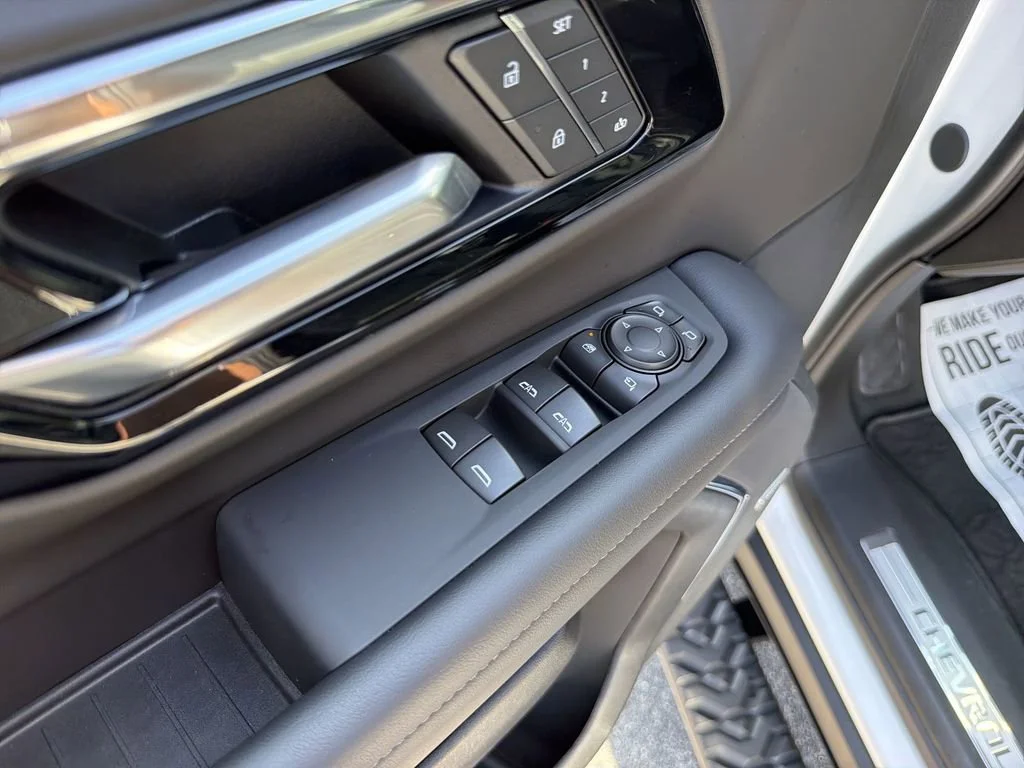 Used 2025 Iridescent Pearl Tricoat Chevrolet Z71 image 30