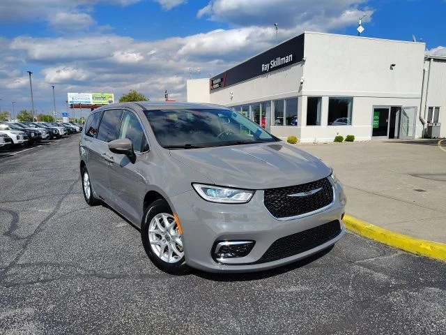 2023 Chrysler Pacifica Touring L's photo