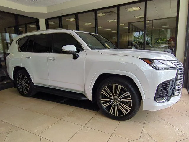 New 2026 Eminent White Pearl Lexus LX 700h LUXURY image 3