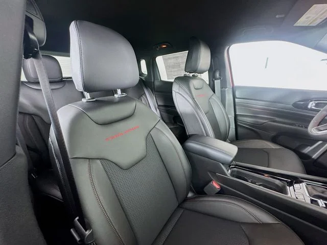New 2026 Red Hot Pearl-Coat Exterior Paint Jeep Trailhawk image 26