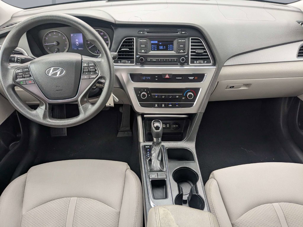 Used 2015 Gray Hyundai SE image 18