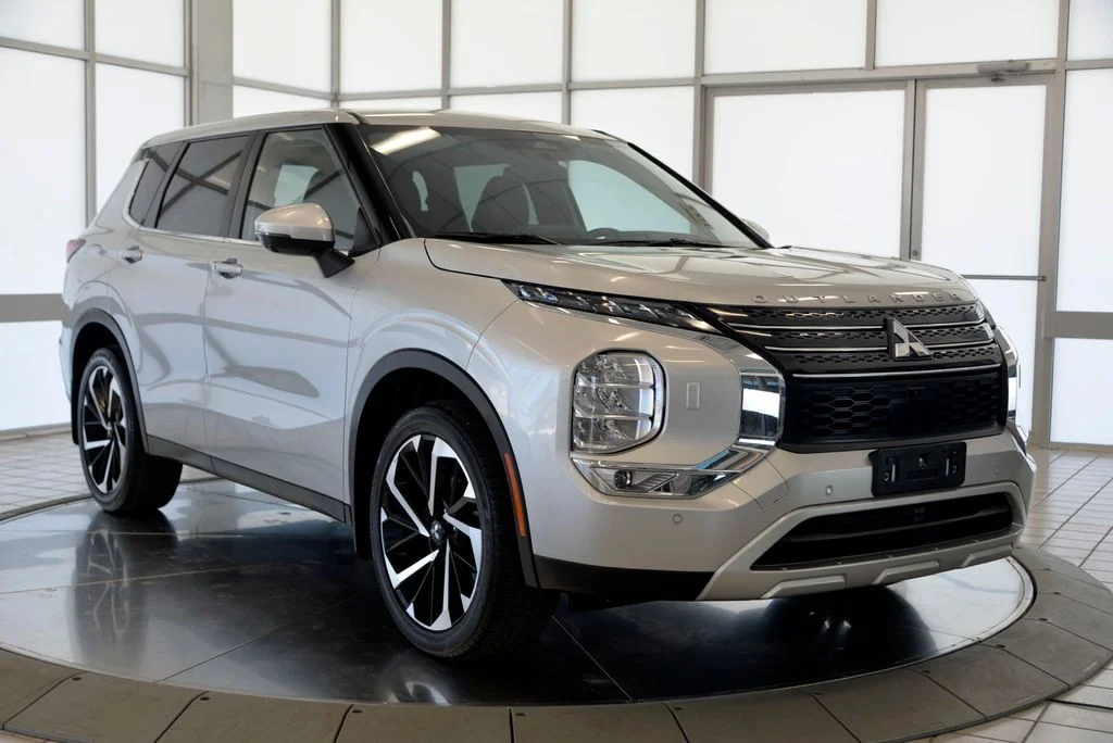 Used 2022  Mitsubishi SE image 2
