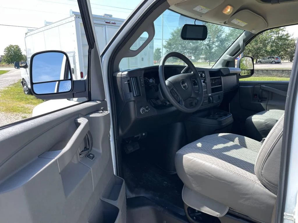 New 2025 Summit White GMC 1WT image 9