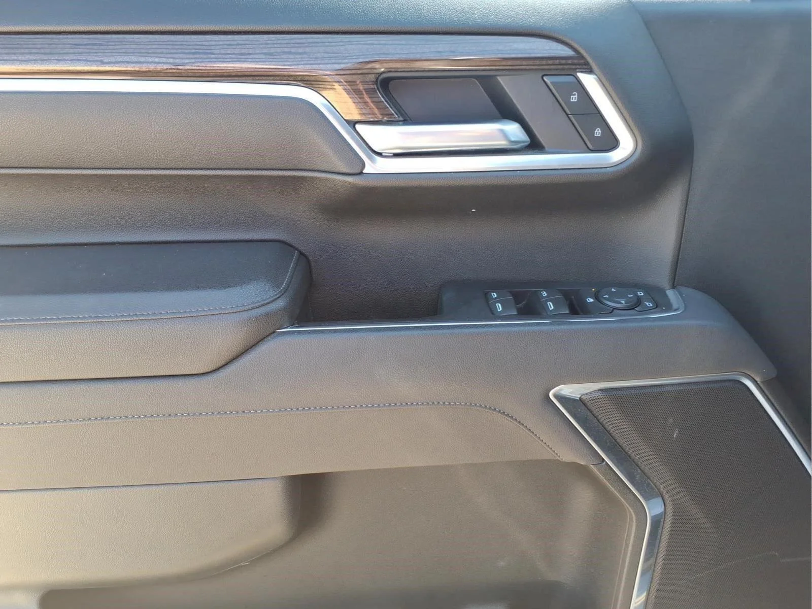 Used 2025 Sterling Gray Metallic Chevrolet LT image 16