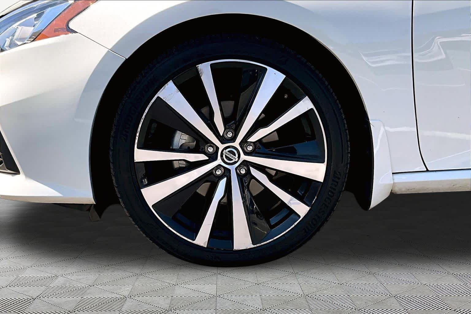 Used 2022 Pearl White Tricoat Nissan 2.5 SR image 11
