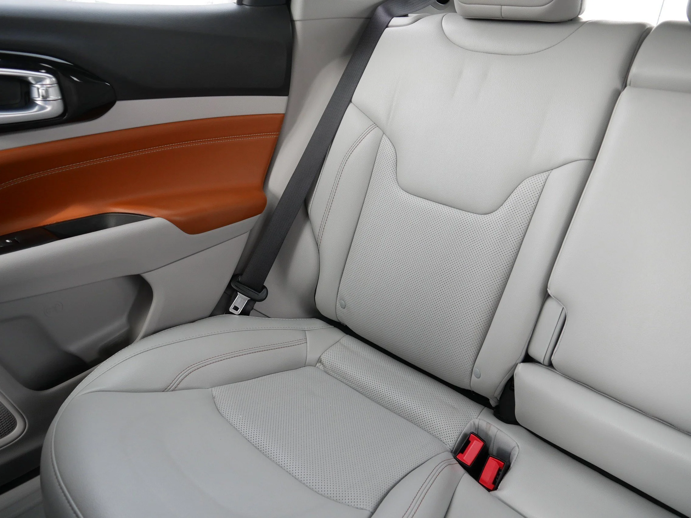Used 2022 Velvet Red Pearlcoat Jeep Limited image 12